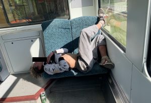 Betrunkener Alkoholiker oder Penner schläft in Berliner S-Bahn