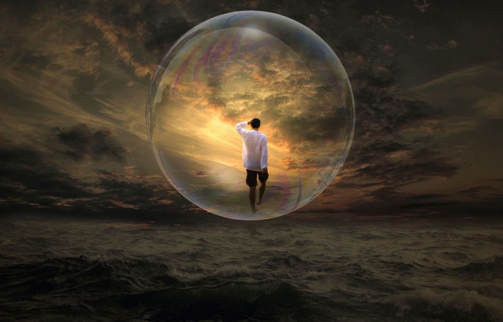 Er sagt, er ist nicht für Beziehungen gemacht und keine Frau hält es mit ihm aus