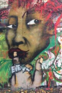 Graffiti nachdenkliche Frau