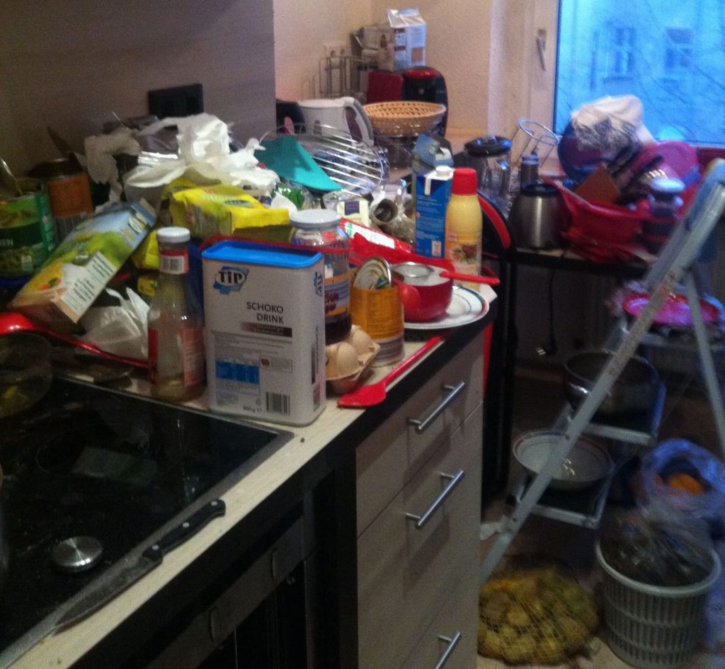 Mein Freund und ich sind immer bei ihm, aber seine Wohnung ist eklig: Messie-Chaos!