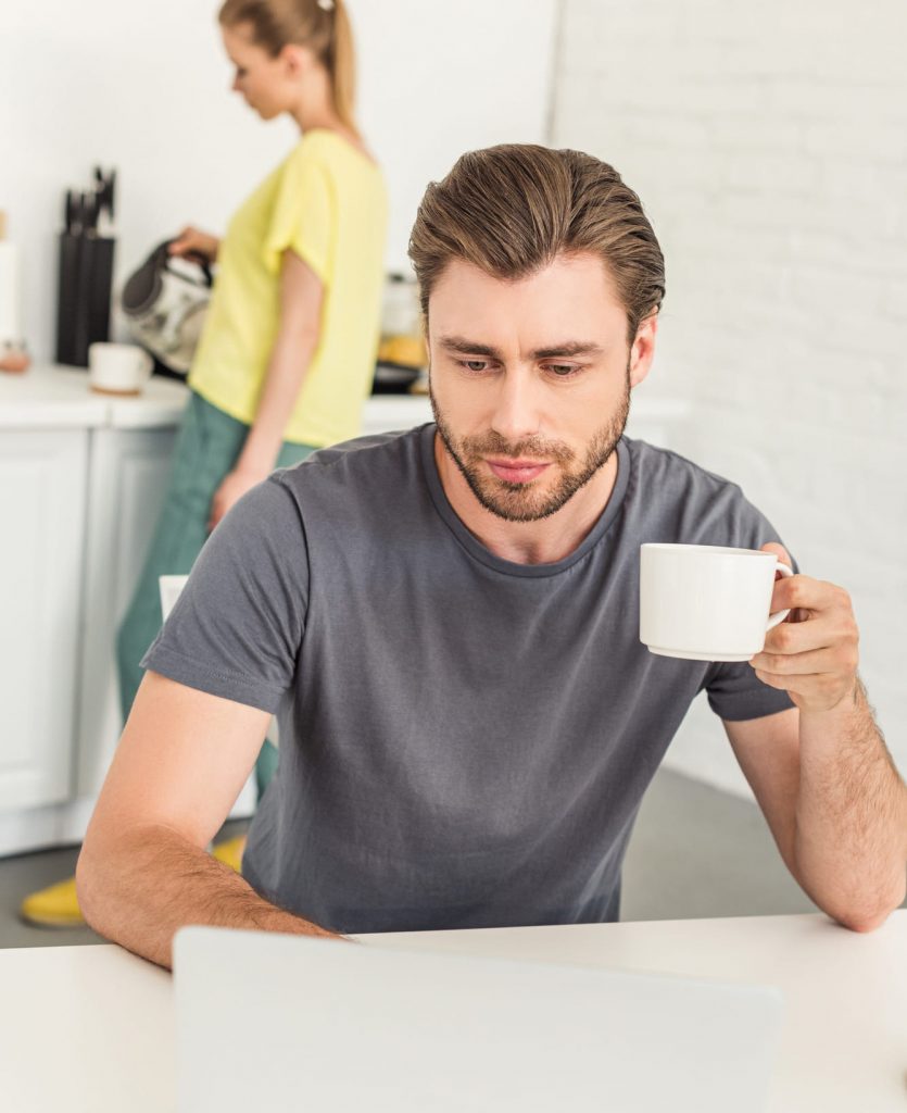 Er hat Bilder von Frauen auf dem PC, die wir kennen – soll ich ihn zur Rede stellen?