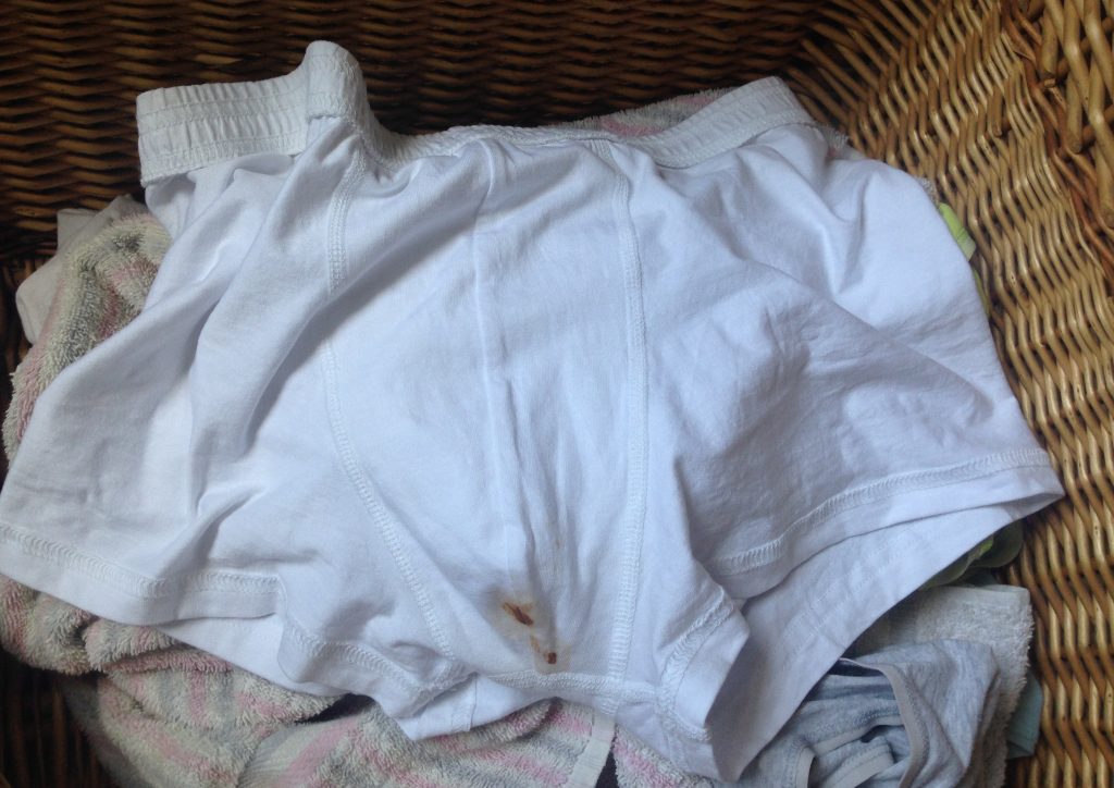 Die Beweise für seine Untreue häufen sich, aber er streitet alles ab