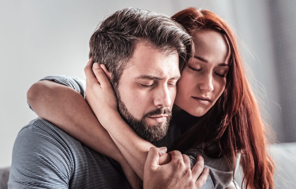 Nach 5 Jahren endlich zusammen, aber er ist noch nicht über seine Ex hinweg