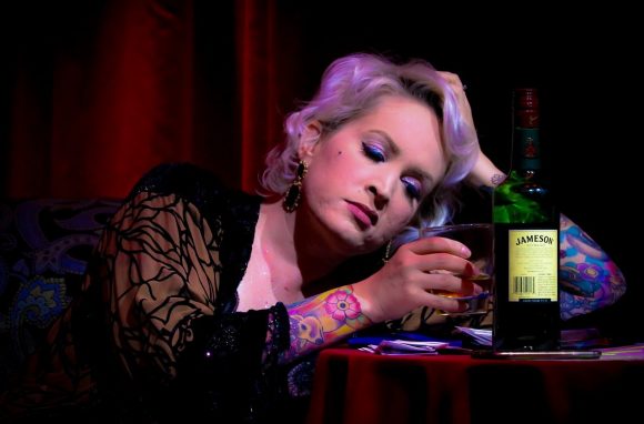 Einer partnerlosen einsamen Frau bleiben nur der Alkohol und die Depression