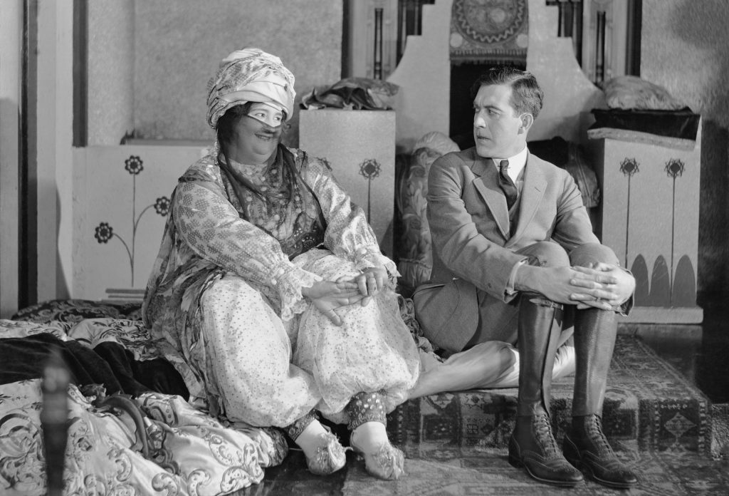 Ich bin riesengroß, mollig, noch Jungfrau, mit den Männern klappt´s einfach nicht!